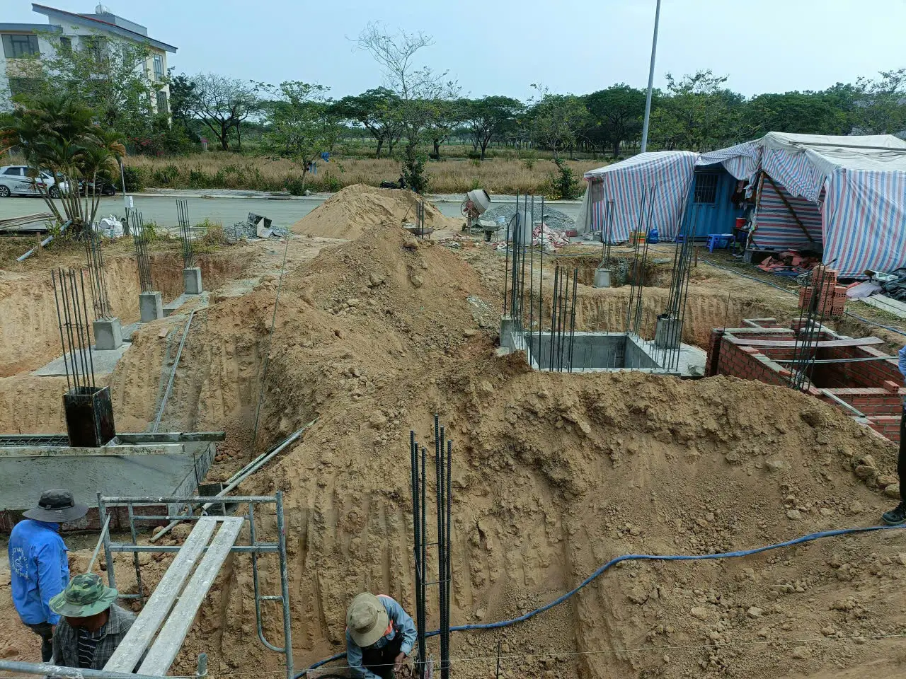 Bố trí cốt thép đài móng và cột chờ biệt thự Nhơn Trạch