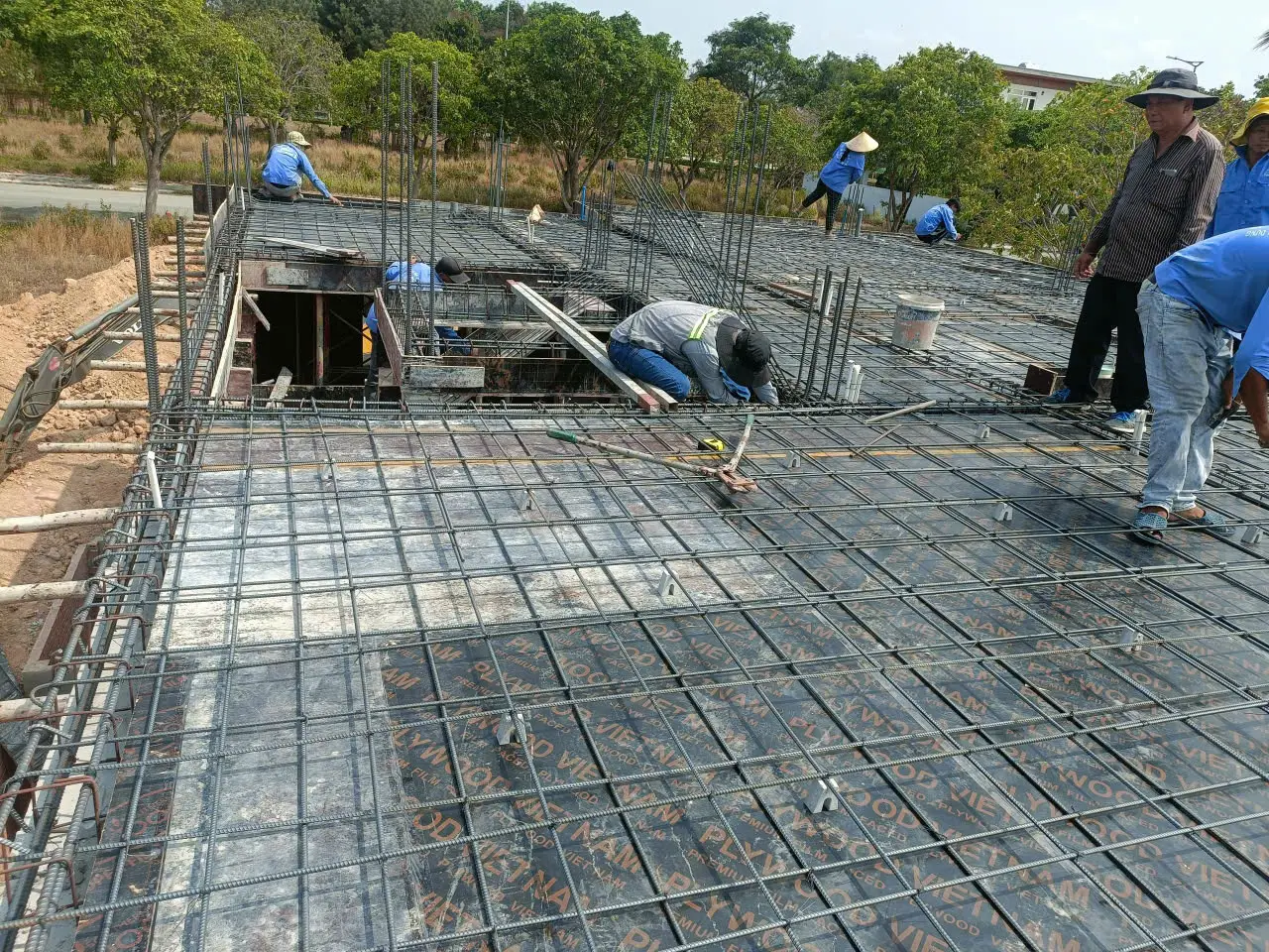 Cốt thép hai lớp sàn tầng trệt biệt thự 3 tầng Nhơn Trạch