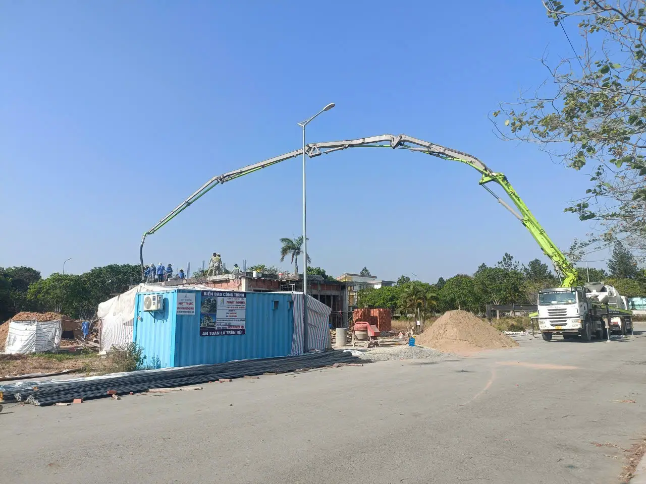 Xe bơm bê tông đổ sàn tầng trệt biệt thự Nhật Trung tại Long Tân Nhơn Trạch