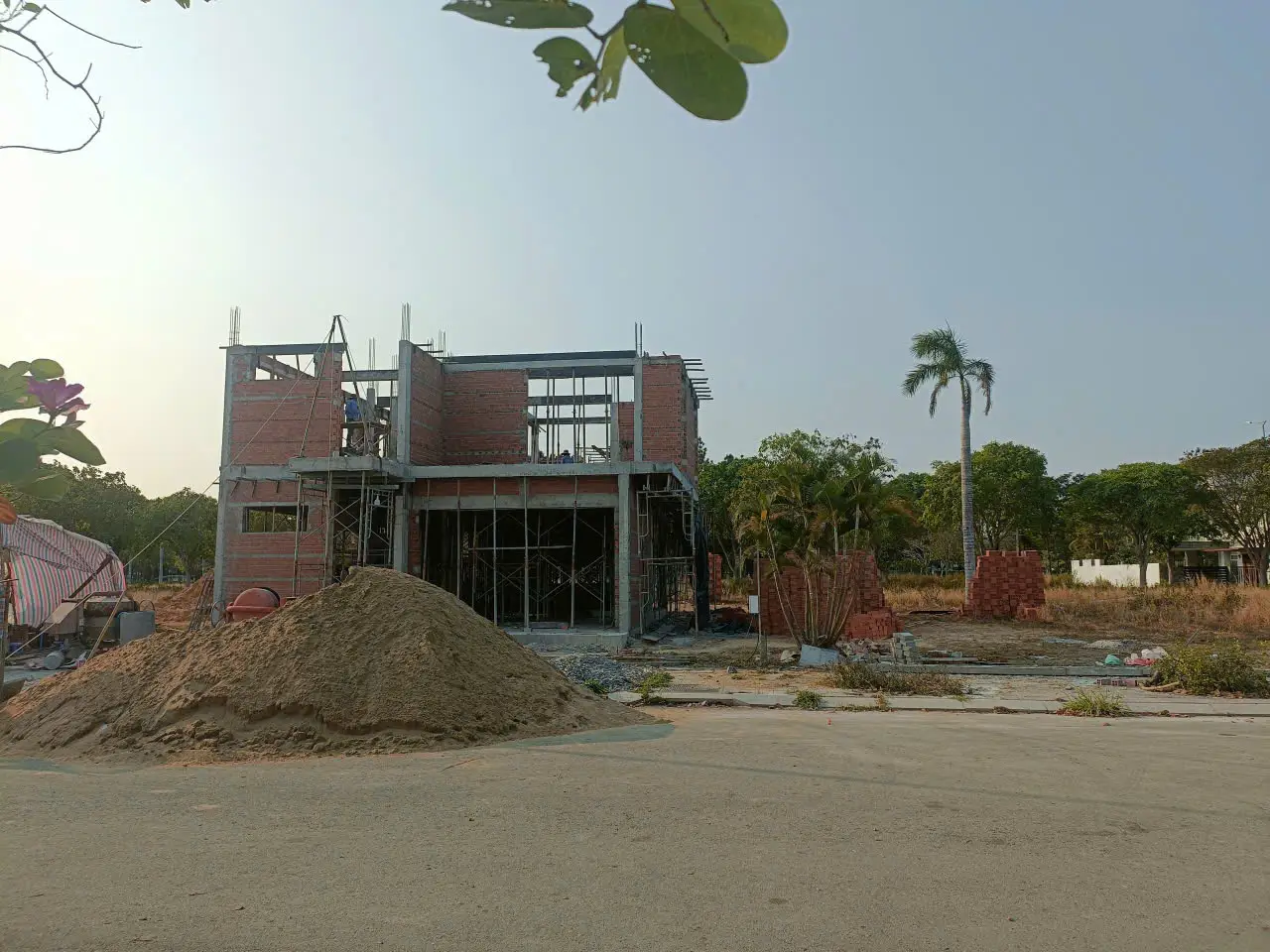 Xây tường gạch ống tầng 2 biệt thự 3 tầng tại Long Tân Nhơn Trạch Đồng Nai