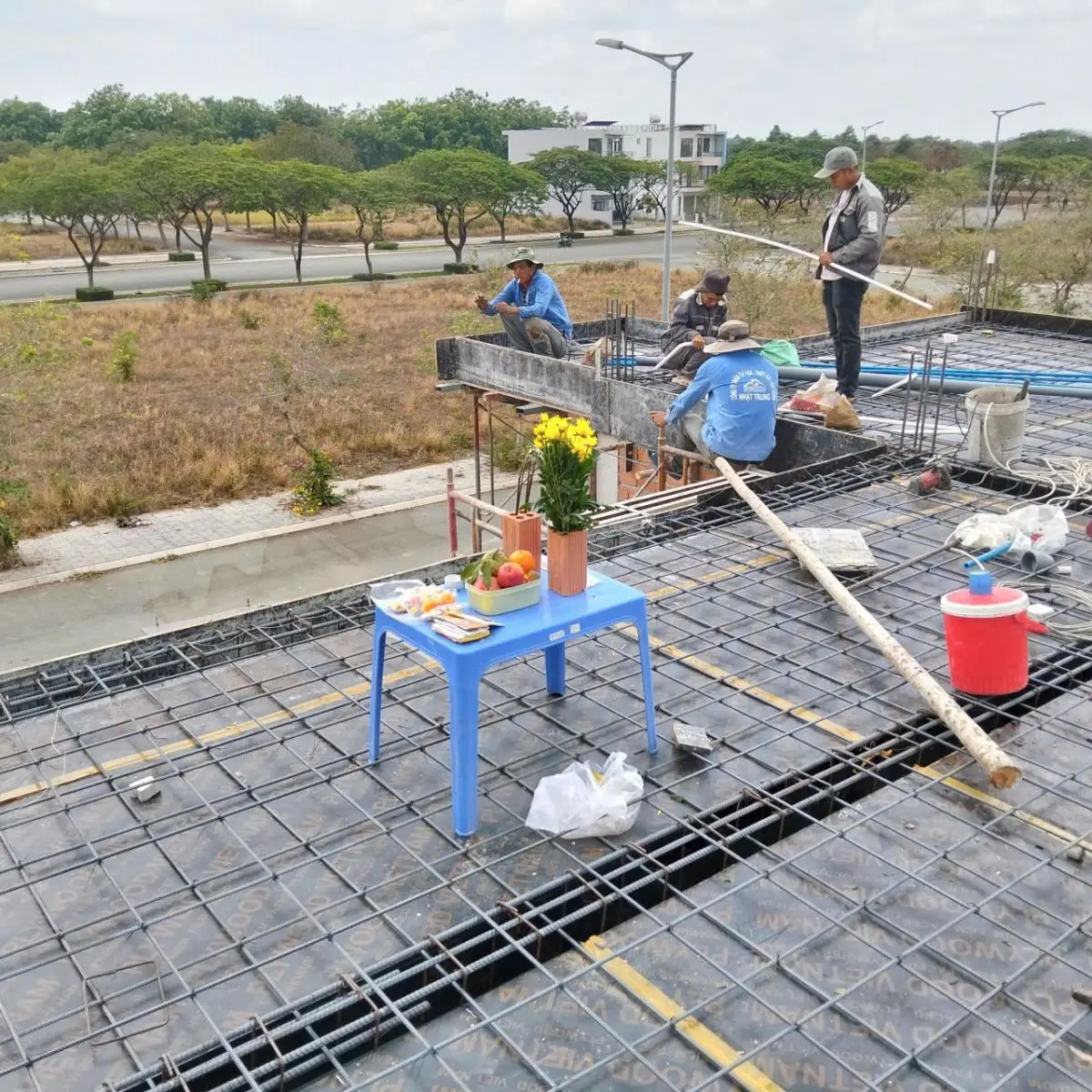 Lễ cúng và lắp cốt thép sàn tầng 2 biệt thự Nhật Trung tại Nhơn Trạch