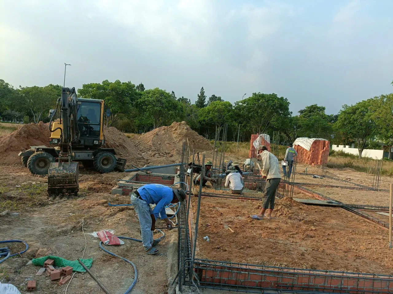 Lắp đặt cốt thép cột và hệ thống ngầm tầng trệt biệt thự Nhật Trung tại Nhơn Trạch